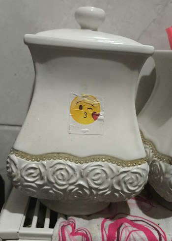Beyaz Parlak Gül Desenli Kapaklı Vazo
