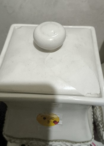 Diğer Beyaz Parlak Gül Desenli Kapaklı Vazo