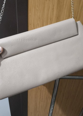 Zincir Detaylı Bej Deri Kadın Portföy Çanta - Görsel 4