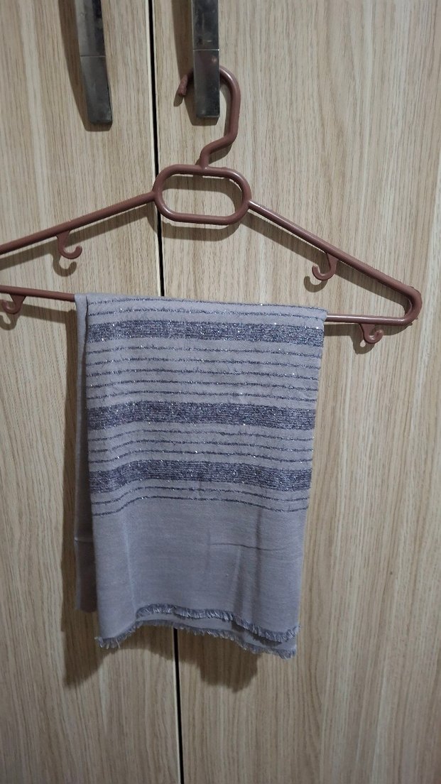 Gri Kadın Drapeli Şal - Görsel 4