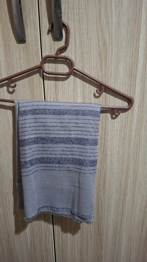 Gri Kadın Drapeli Şal - Görsel 2