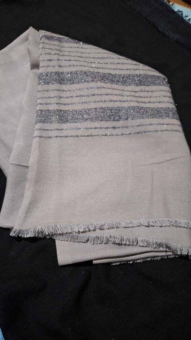 Gri Kadın Drapeli Şal - Görsel 3