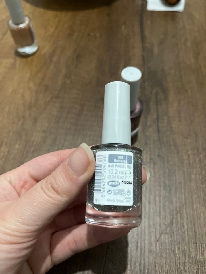 Bej ve Gri Simli Oje - Görsel 2