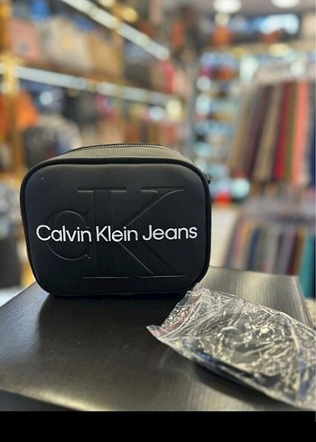 Calvin klein Siyah Deri Çapraz Askılı Çanta - Görsel 2