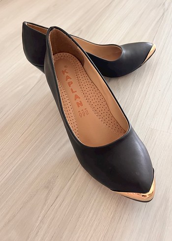 Siyah, altın sarısı detaylı Stiletto Topuklu Kadın ayakkabı