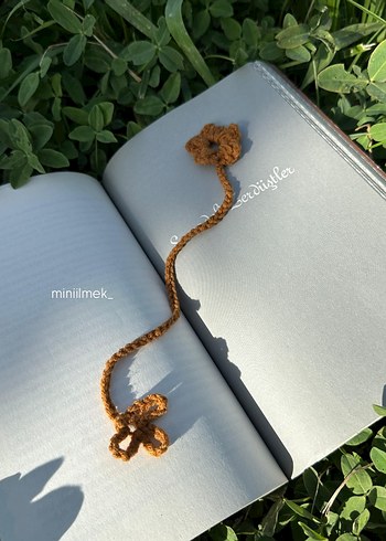 El Örgüsü Çiçekli Kitap Ayracı