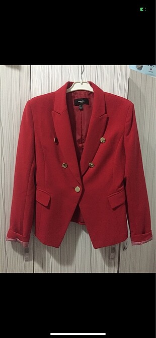 Mango kırmızı blazer çeker