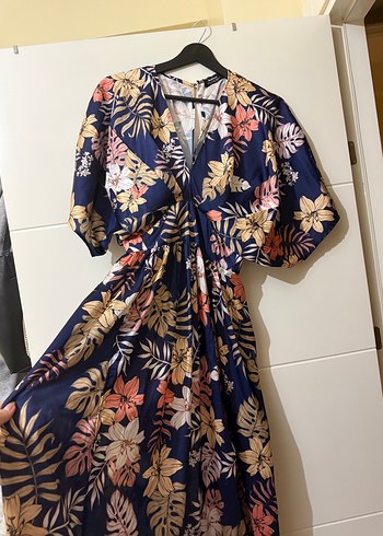 Çiçek desenli yırtmaçlı uzun elbise  - Görsel 3