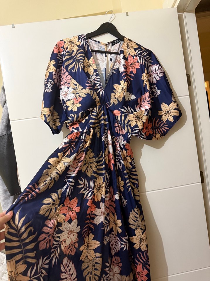 Çiçek desenli yırtmaçlı uzun elbise  - Görsel 3