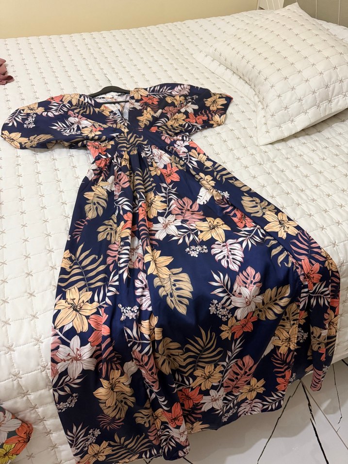 Çiçek desenli yırtmaçlı uzun elbise  - Görsel 2