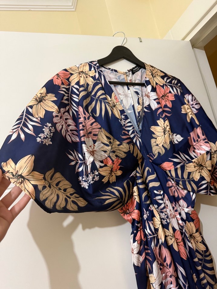 Çiçek desenli yırtmaçlı uzun elbise  - Görsel 4