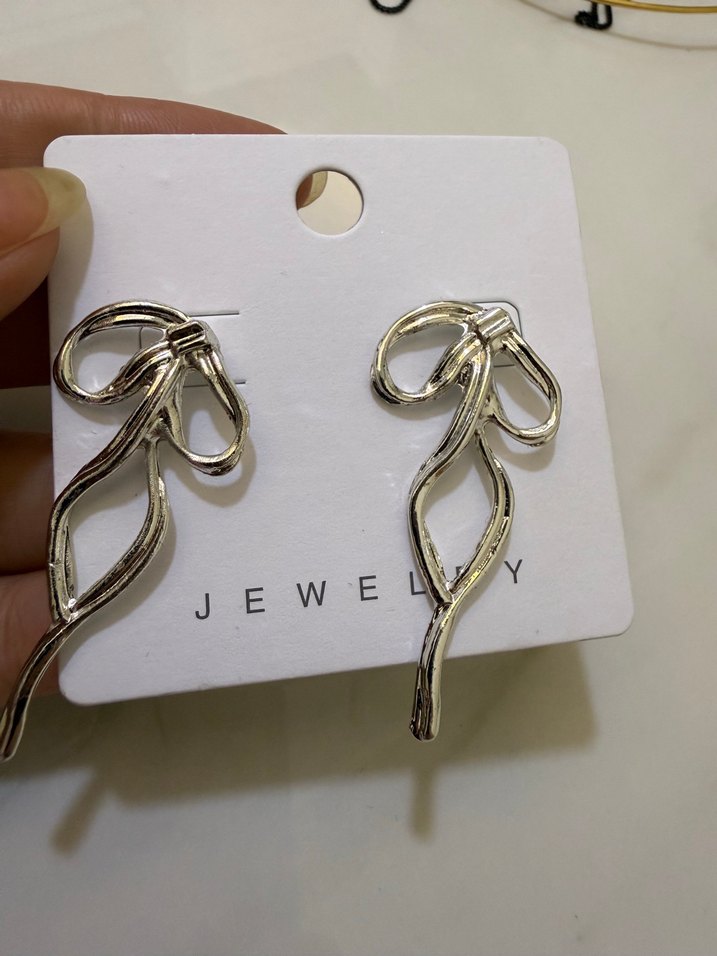 Gümüş Renk Uzun Fiyonk Küpe - Görsel 2