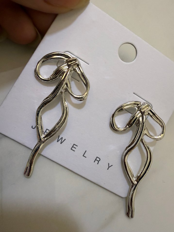 Gümüş Renk Uzun Fiyonk Küpe - Görsel 3