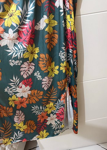 MADMEXT Çiçekli Yırtmaç Detay UzunElbise - Görsel 9