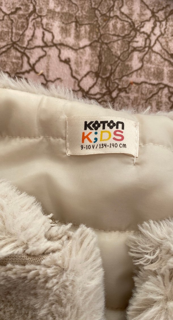 Kız Çocuk Bej Kürklü Kolsuz Yelek - Görsel 2