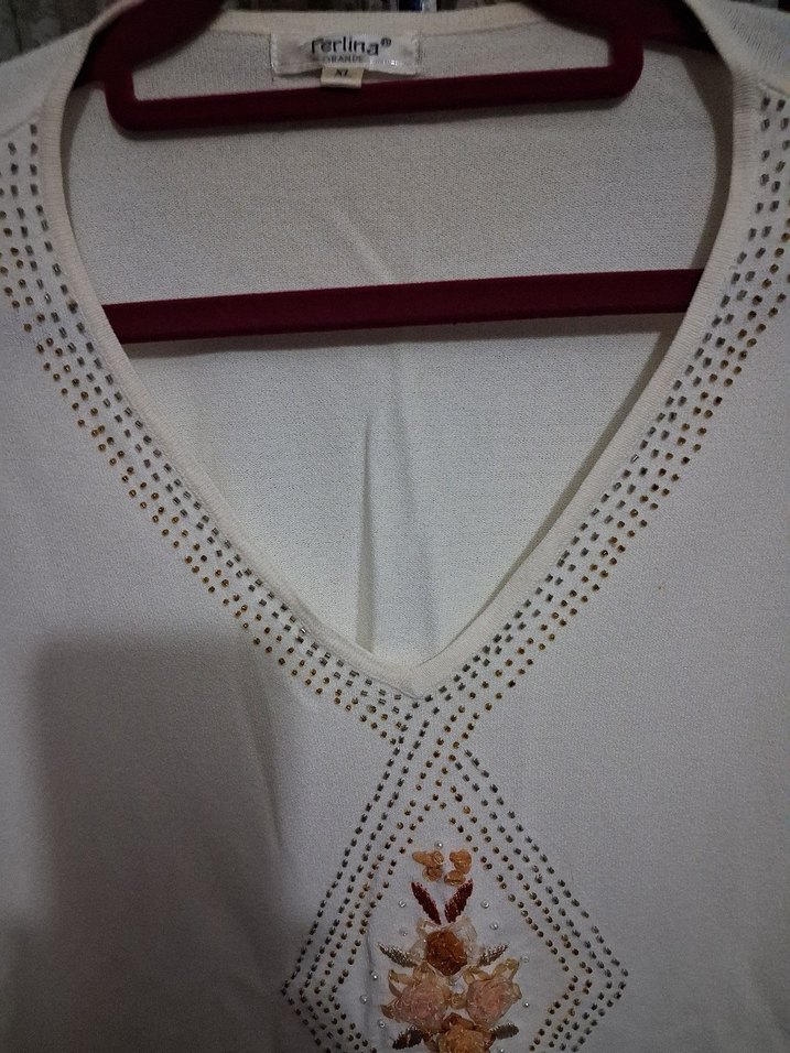 Boncuk İşlemeli V Yaka Beyaz Kadın Bluz - Görsel 2