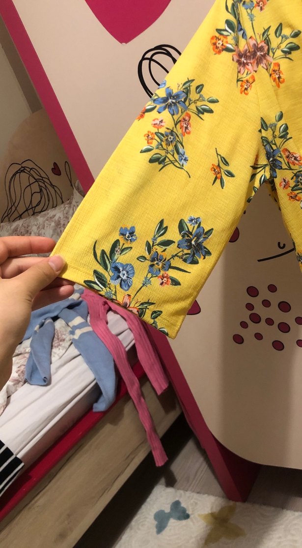 Sarı Çiçekli V Yaka Drapeli Kadın Bluz - Görsel 2