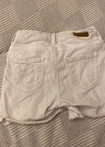 Nakışlı Beyaz Kız Şortu Düğmeli - Görsel 4