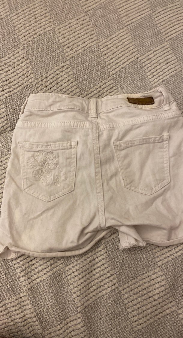 Nakışlı Beyaz Kız Şortu Düğmeli - Görsel 4