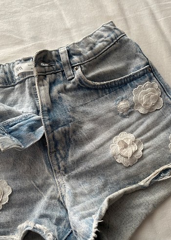 Zara Nakışlı Düğmeli Mini Kot Şort