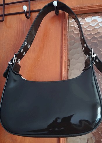 Beden Kadın Rugan Siyah Kemer Detaylı Baget Kol Çantası