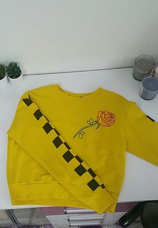 Sarı güllü sweat
