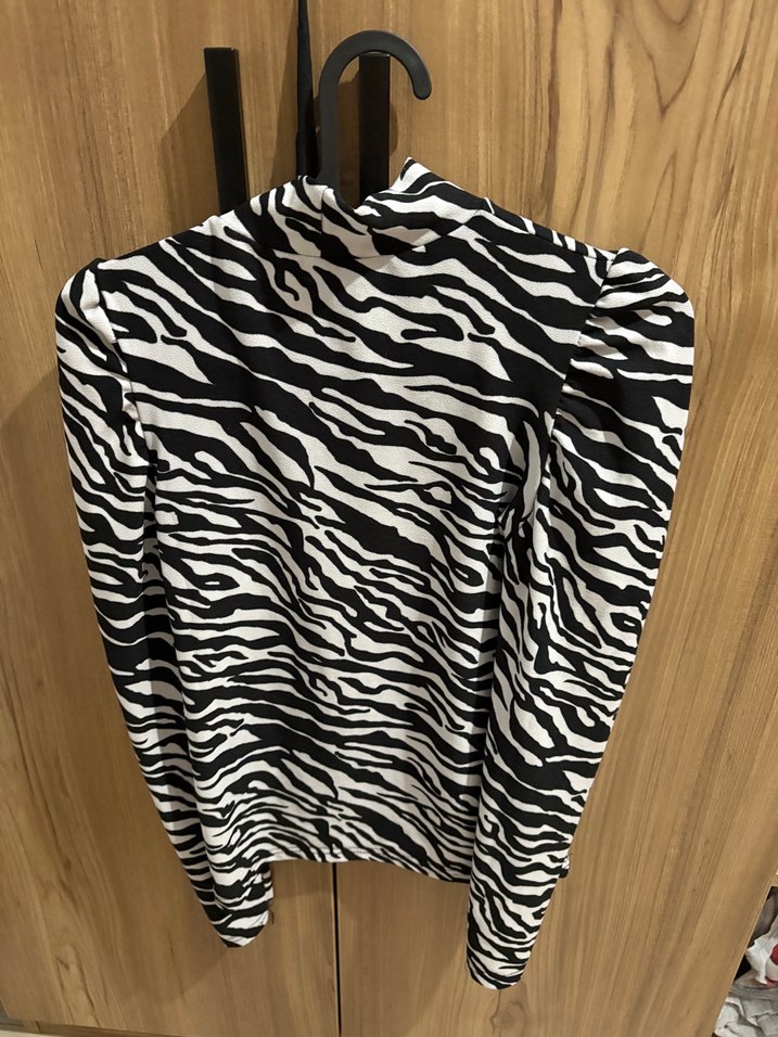 Zebra Desenli Uzun Kollu Yüksek Yakalı Bluz - Görsel 3