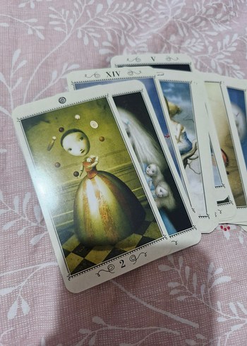 Beden Nikolette Çekkoli Tarot Kartları