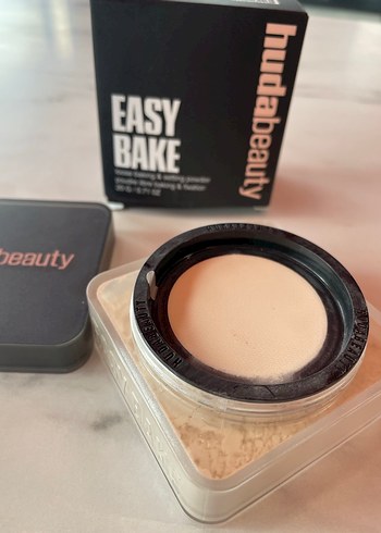 Huda Beauty Easy Bake Pudra - Bej - Görsel 2