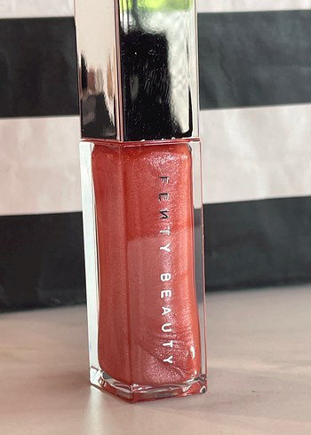 Fenty Beauty Parlak Pembe Dudak Parlatıcısı