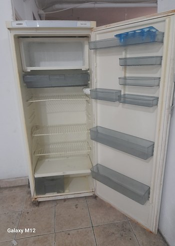 Beyaz ve Gri Buzdolabı