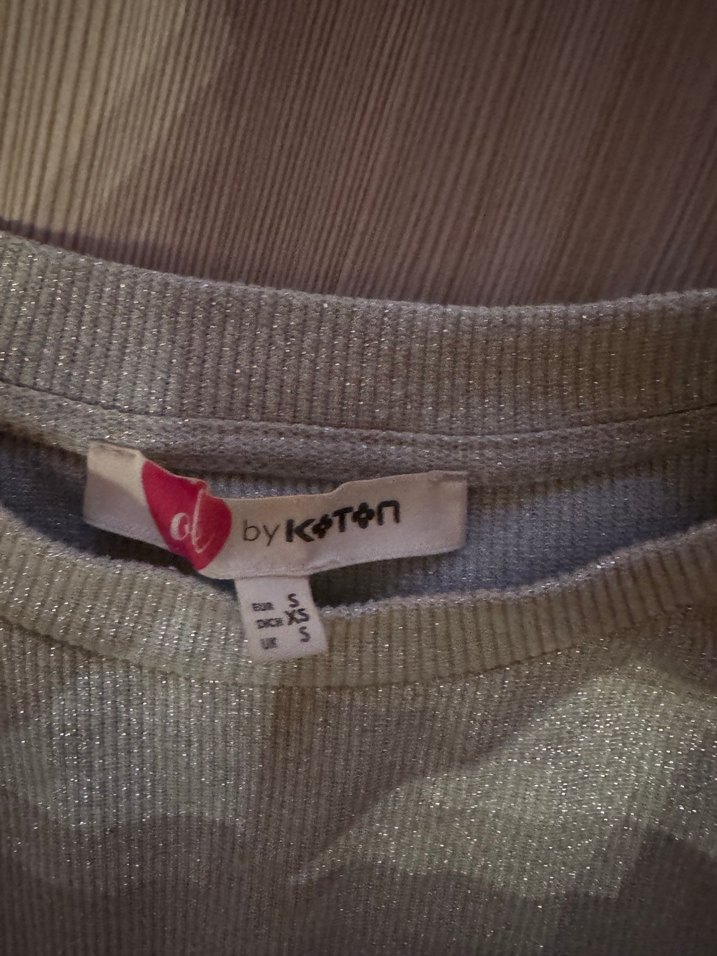 Kemer Detaylı Gri Tişört - Görsel 2