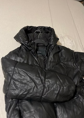 Bershka Siyah Deri Kapüşonlu Kadın mont