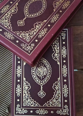 Kur'an-ı Kerim 
Hattat Muhsin Demirel tarafından yazılmıştır. - Görsel 2