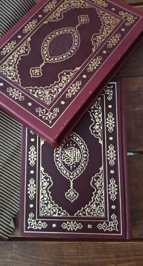 Kur'an-ı Kerim 
Hattat Muhsin Demirel tarafından yazılmıştır. - Görsel 2