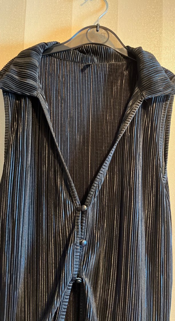 Siyah Piliseli Kolsuz Uzun bluz - Görsel 3