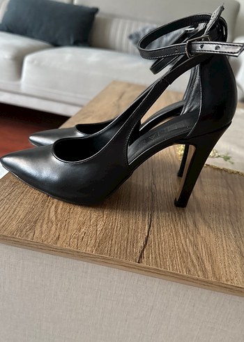 Klasik Siyah Deri Stiletto Tokalı Topuklu