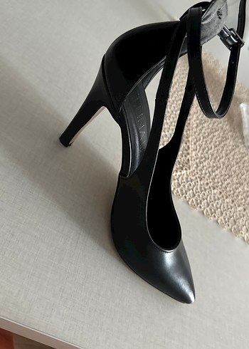 Diğer Klasik Siyah Deri Stiletto Tokalı Topuklu