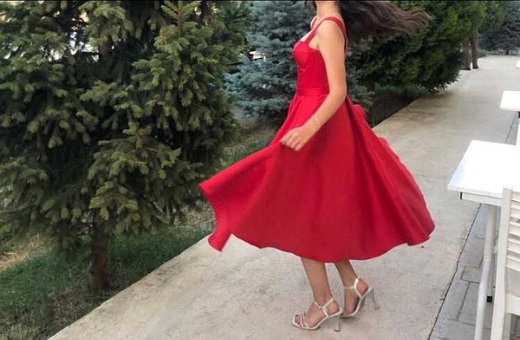 Kırmızı saten prenses elbise