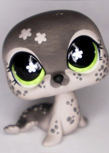 Gri Renkli Sevimli Aksiyon Figürü