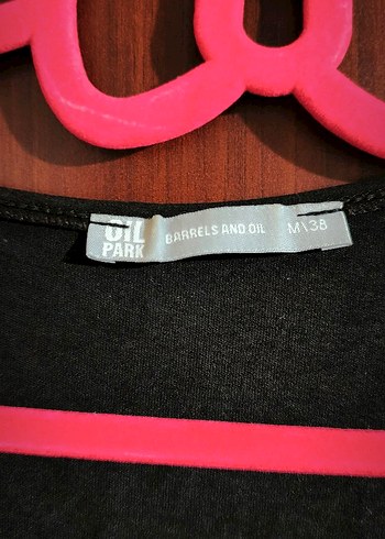 Pul Detaylı Siyah V Yaka Kadın Tişört - Görsel 2