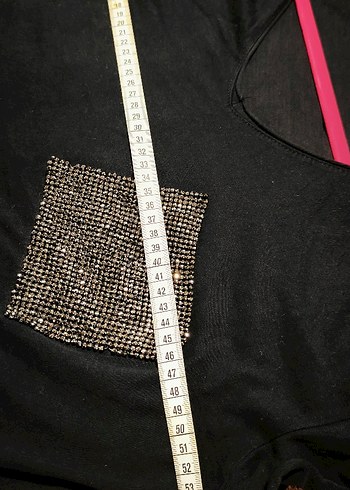 Pul Detaylı Siyah V Yaka Kadın Tişört - Görsel 6