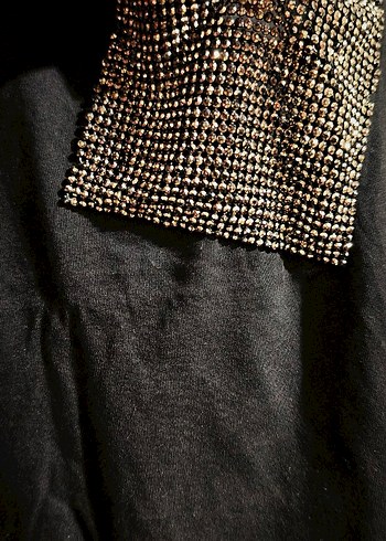 Pul Detaylı Siyah V Yaka Kadın Tişört - Görsel 3