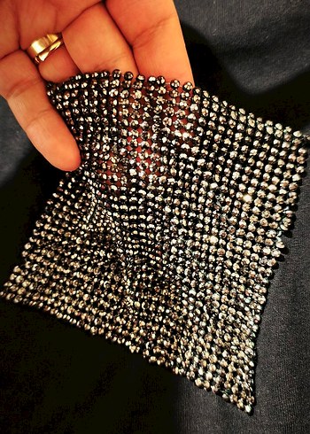 Pul Detaylı Siyah V Yaka Kadın Tişört - Görsel 5