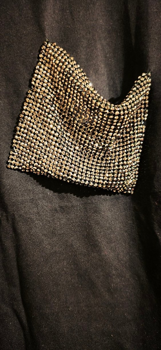 Pul Detaylı Siyah V Yaka Kadın Tişört - Görsel 4