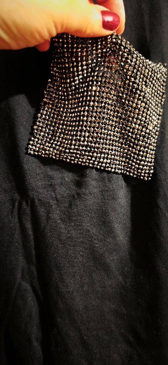 Pul Detaylı Siyah V Yaka Kadın Tişört - Görsel 3