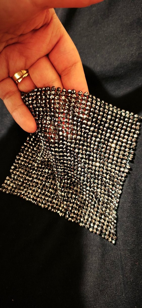 Pul Detaylı Siyah V Yaka Kadın Tişört - Görsel 5