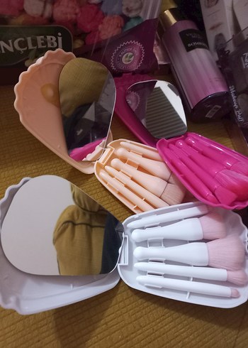 Pembe Makyaj Fırçası Seti ve Ayna