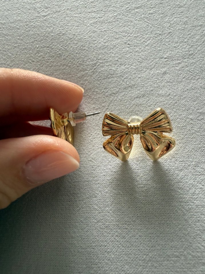 Altın Renkli Fiyonk Küpe - Görsel 2