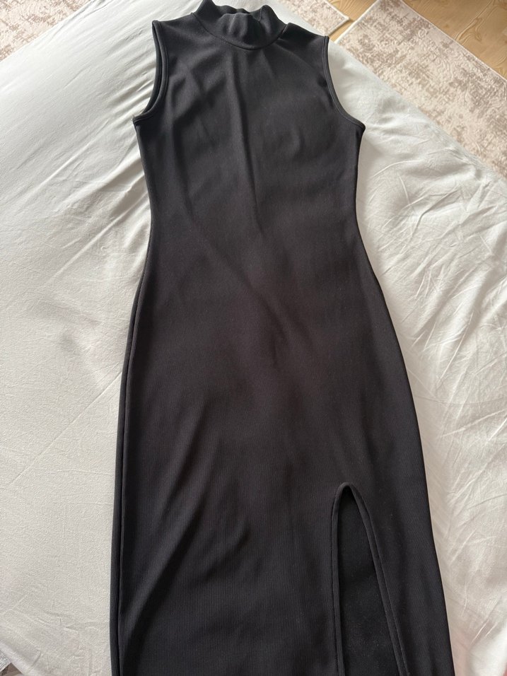 Siyah Yüksek Yakalı Kolsuz Kadın Elbise - Görsel 2